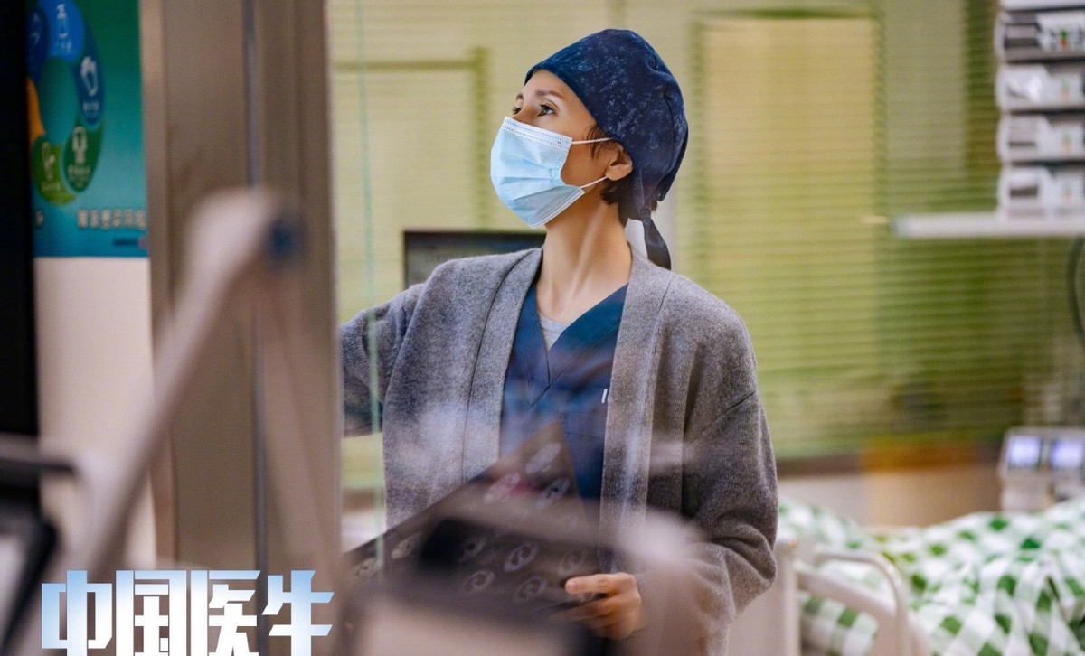 时尚风行派|《中国医生》首场放映!明星齐聚素颜亮相,袁泉医生造型更大变样