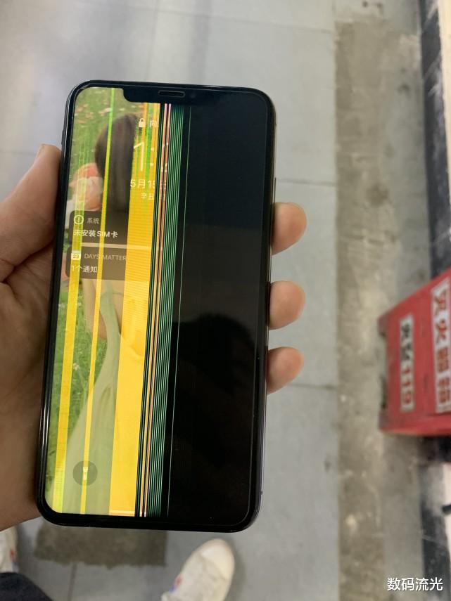 数码流光 女大学生在食堂打饭，手机突然发出“奇怪”声音，真是尴尬死了！