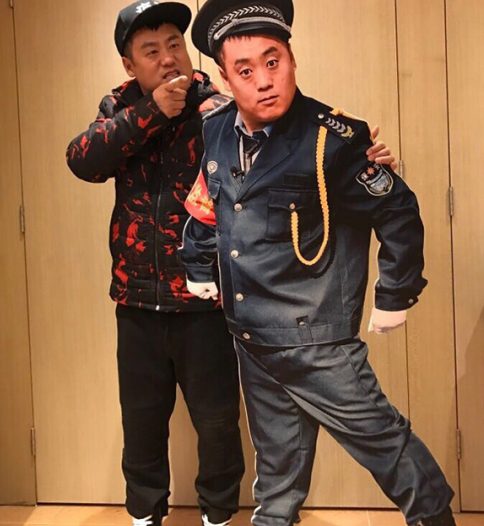 十万个家居为什么|宋晓峰晒出自己的家，客厅墙上挂着十字绣，成名后依然朴素节俭