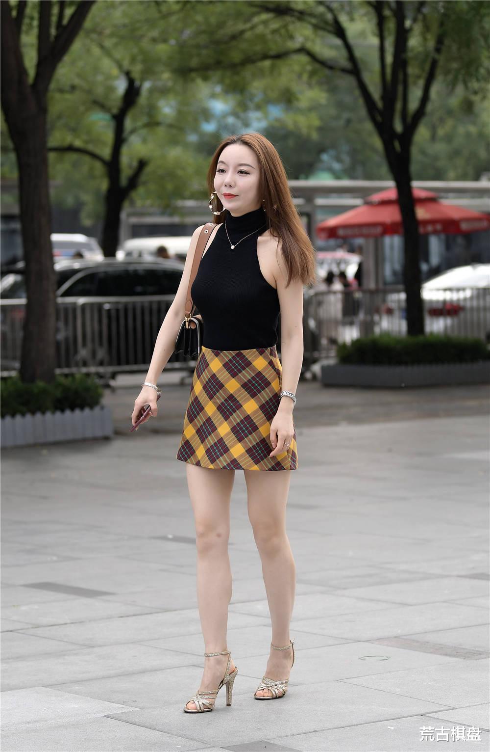 荒古棋盘|黄黑色格子短裙，搭配高领无袖衬衫，细跟凉鞋更显瘦
