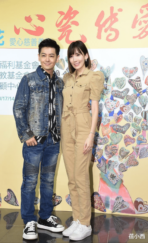 蓓小西|陈若仪拍照把C位让给婆婆，穿工装连体裤甘愿站边上，照样有气场