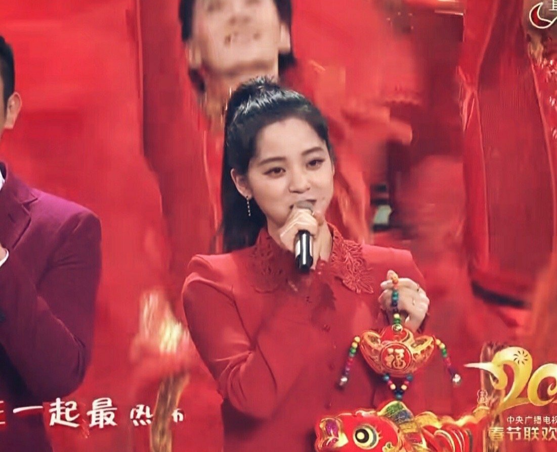 江疏影|冷白皮的江疏影也太绝了吧!春晚开场曲目光全在她身上,网友:欧阳娜娜完败