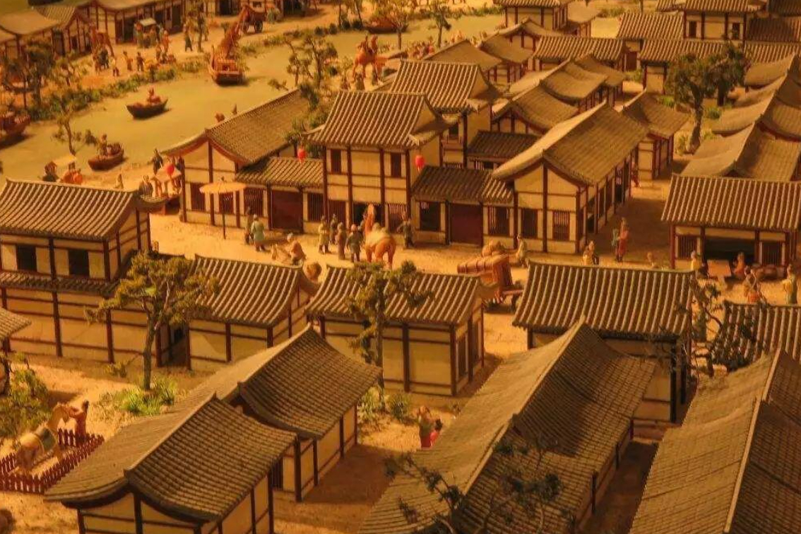天门山 陕西一“人造景区”走红，耗资12.5亿吸引游客无数，成五一热门地