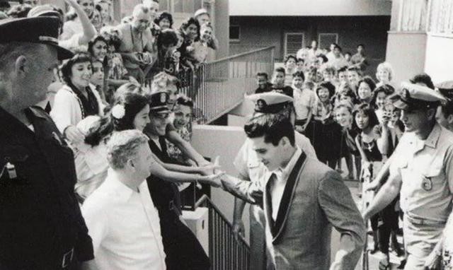 猫王|20岁成名，42岁猝死，被曝睡了3000个女人，猫王的一生传奇又混乱