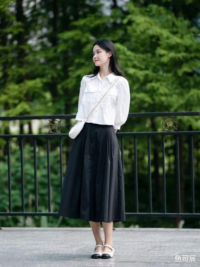 鱼司辰|休闲慵懒风怎么搭？条纹衬衫+棉麻长裤简约洋气，气质又优雅