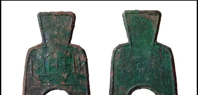 舜网 老汉在山上挖到了一块废铁,想要扔掉,儿子赶紧拦住