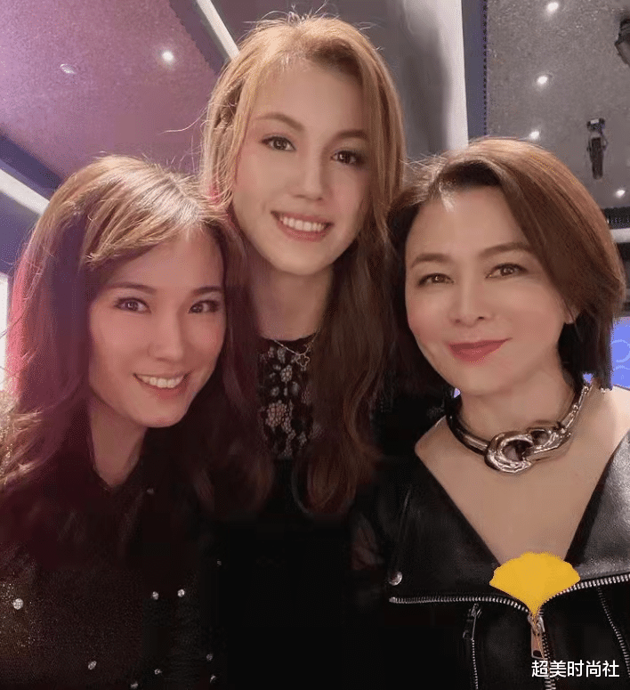 超美时尚社 2021港姐冠军与关之琳同框，高颜值美女联动！网友称大饱眼福