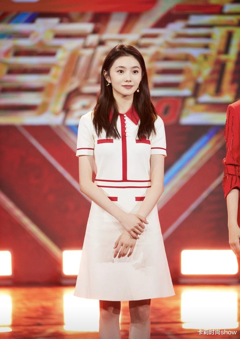 卡莉时尚show|张艺谋审美太好，就算刘浩存是淡颜美女，穿上黑裙照样美得惊艳