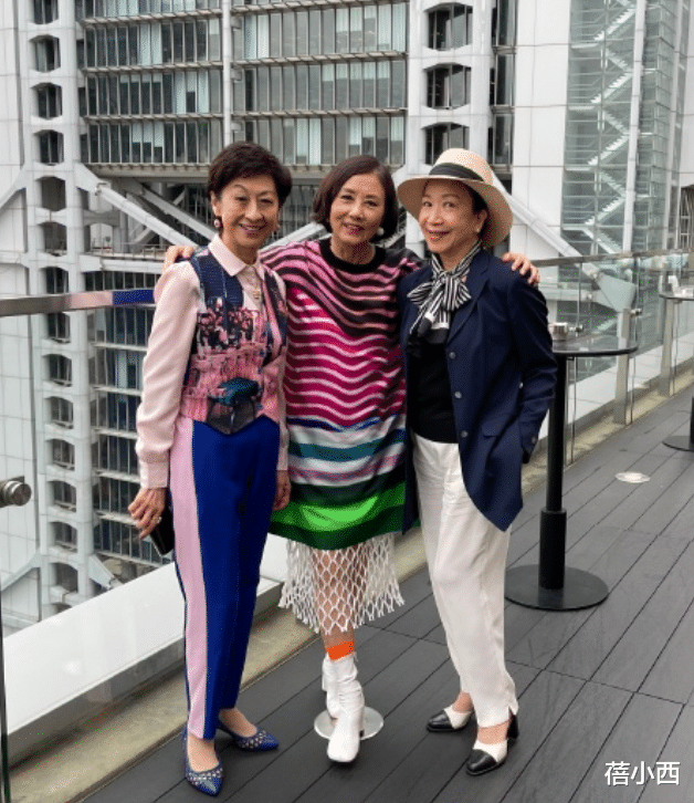蓓小西|74岁汪明荃去逛街都穿得那么潮，彩色条纹裙配小白靴，减龄又洋气