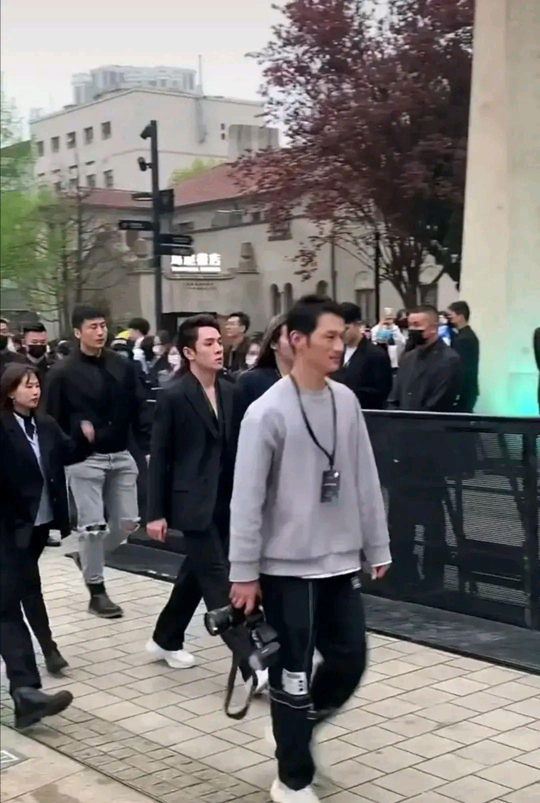 李佳琦|李佳琦成直播一哥，十多辆豪车随行排场大，给人大佬出街的既视感