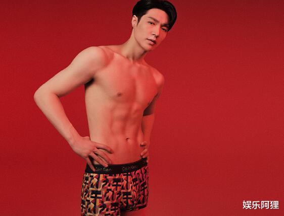 张艺兴|张艺兴内衣广告引热议,腿毛太多被吐槽辣眼睛,但这才是一个真男人