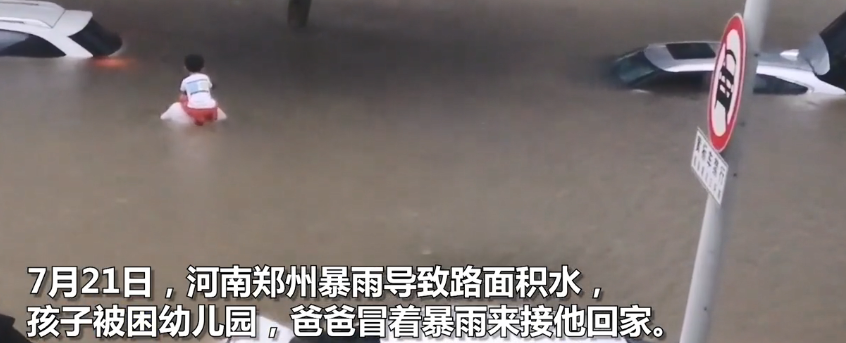 哲学筱筱|22只手托起孩子逃离洪水：如果世上真有诺亚方舟，我相信这就是！