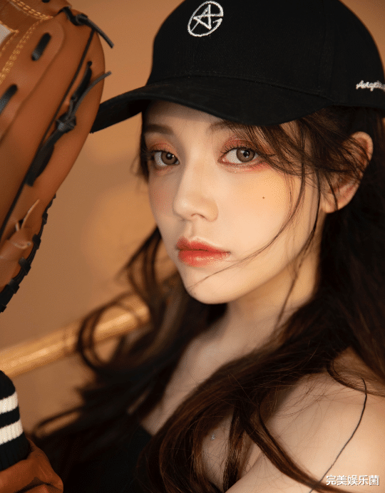 韩安冉|韩安冉直播和兜儿比美，自认虽然假但精致，避重就轻夸自己混得好