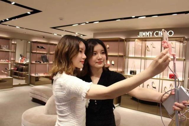 郭昶|邵雨轩4000万粉丝，不卖货不开小黄车被赞清醒？朋友，喝多了吧