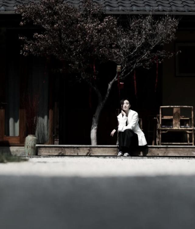 李亚鹏|李亚鹏和小19岁女友拍写真,海哈金喜超有范儿,手托腮像极了王菲