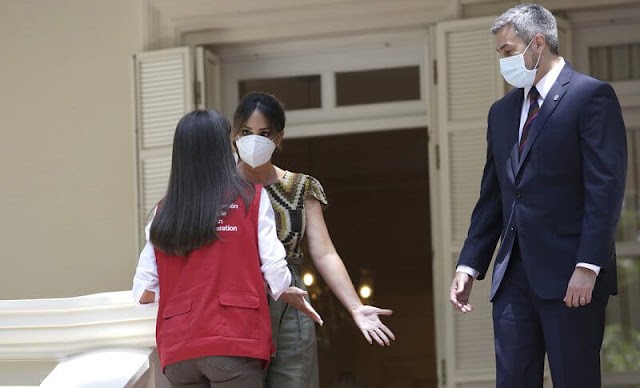 全球时尚风行 49岁莱后刻意穿小西装裤！大腿根处太紧绷，巴拉圭总统夫人贼富态