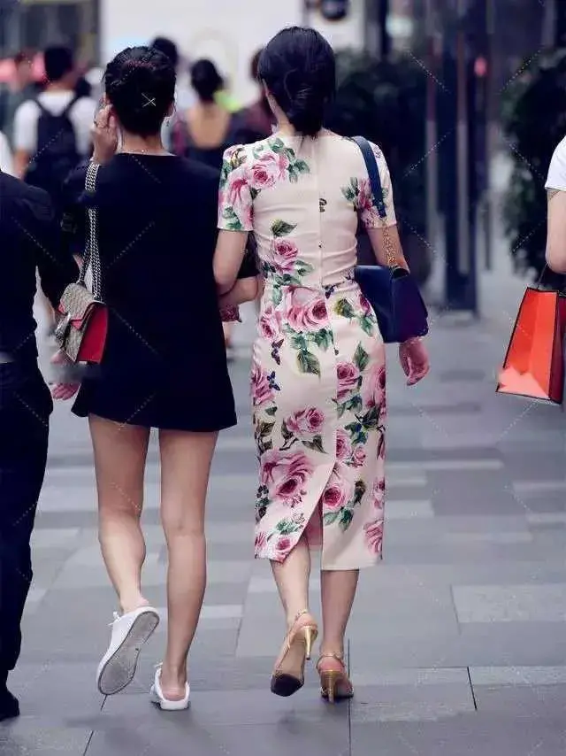 就聊一下|三个闺蜜一块儿去逛街，中间的那位最抢眼