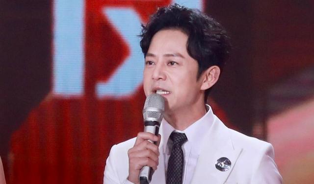 何炅|何炅已经半退圈？收礼事件无人声援他已心寒，被调查后隐身一个月