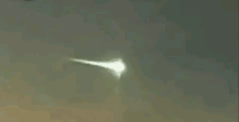 水母 俄罗斯上空出现“水母状”不明发光物，坠落半空消散开来，引起人们热议