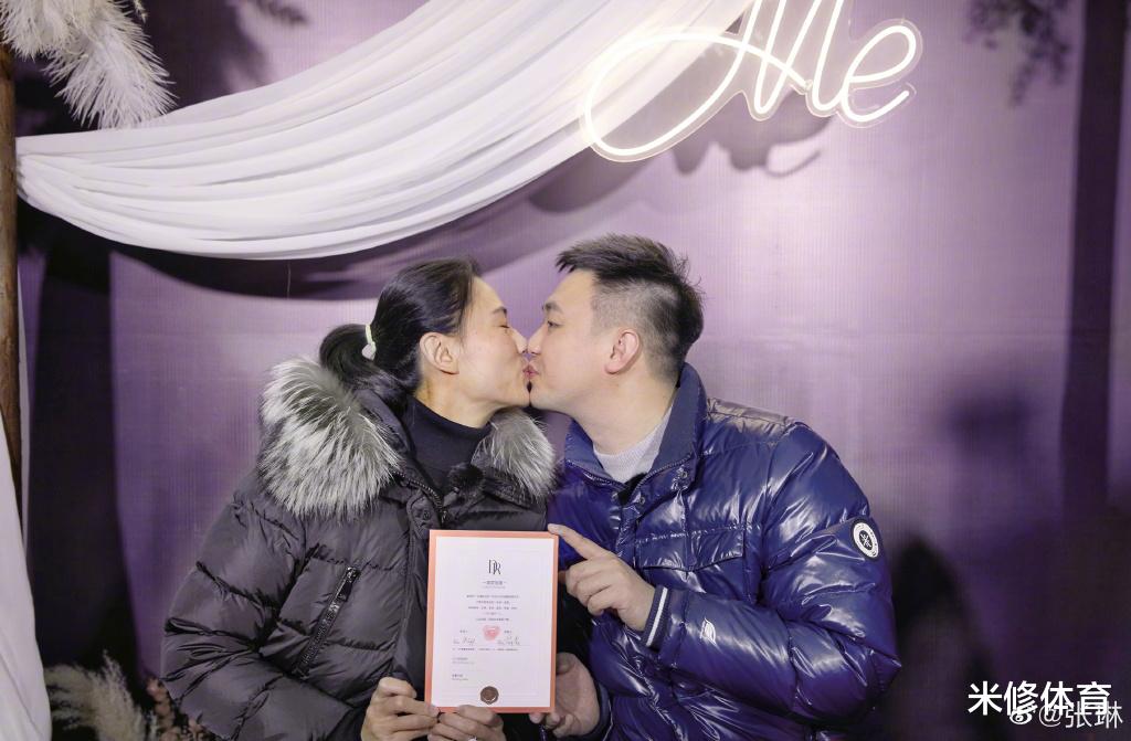 佩顿|中国昔日游泳一哥向排球女神求婚！中国再添世界冠军夫妻