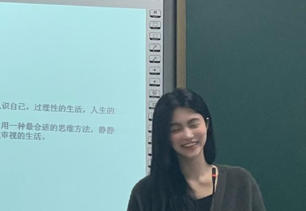关晓彤|武汉大学“美女老师”火了，五官精致像明星，本尊回应却让人失望