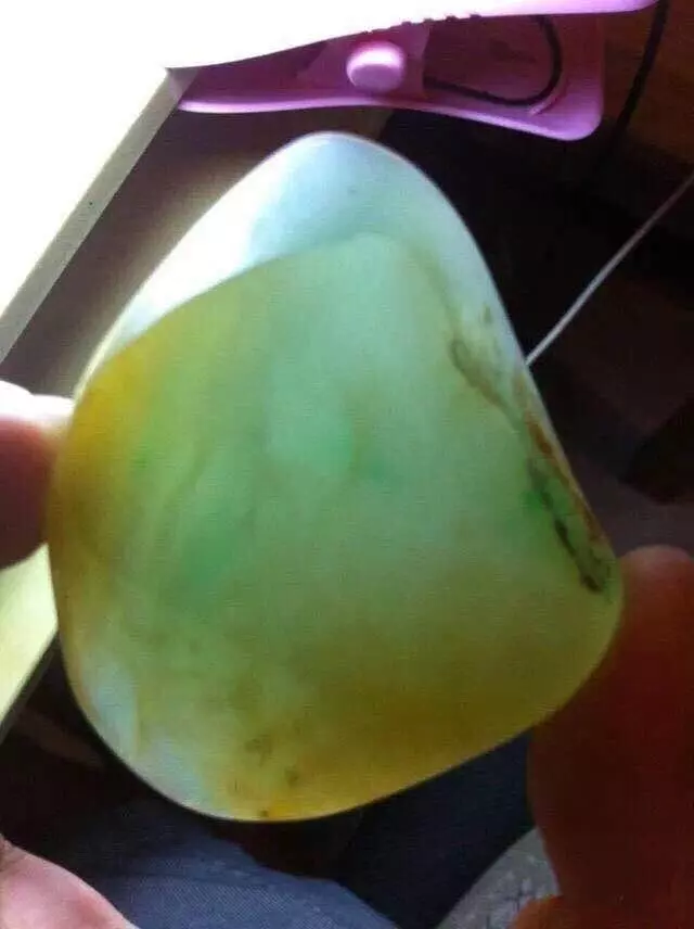 翡翠|低价入手的原石竟切出三彩翡翠，雕琢后惊艳四座！