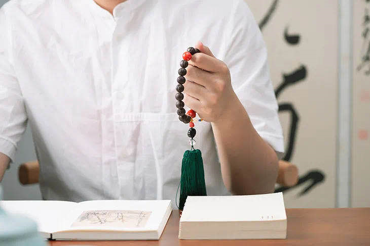 鼻烟壶|别戴大金项链子了，中国男人传统的几大首饰是这些！