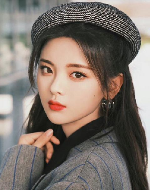 杨超越|?杨超越戴粉色口罩向粉丝招手呆萌可爱, 想跳就跳无忧无虑