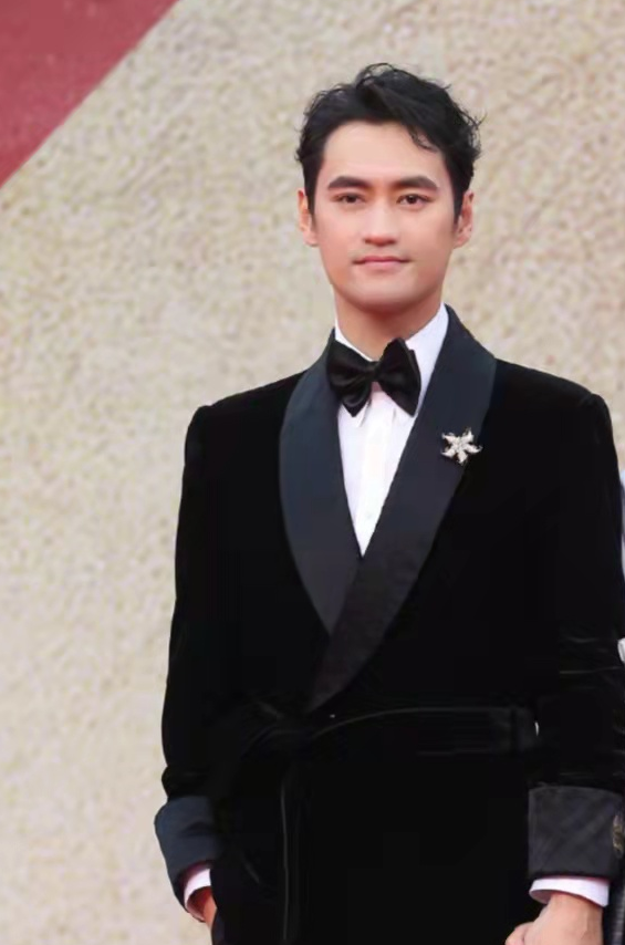 袁弘|袁弘夫妇走红毯都要秀恩爱！张歆艺身材暴瘦勒出小蛮腰，颜值开挂