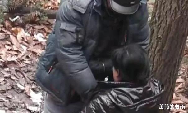 56岁大妈公园躺石做热疗,睡着被人猥亵,报警抓到竟是个23岁小伙