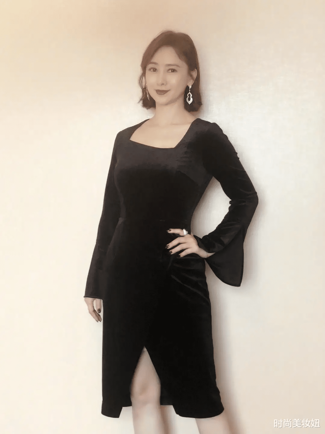 时尚美妆妞|被52岁翁虹身材迷住,一袭透视刺绣连衣裙走T台,昂首挺胸好惊艳