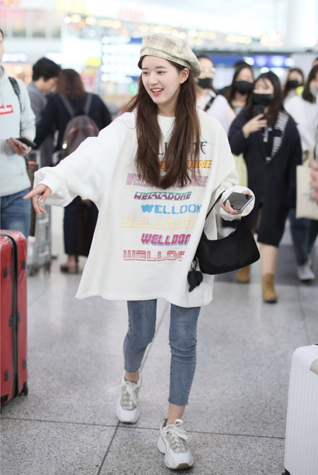 凡小屋 赵露思现身机场,卫衣配牛仔很少女,却意外暴露出小短腿的尴尬