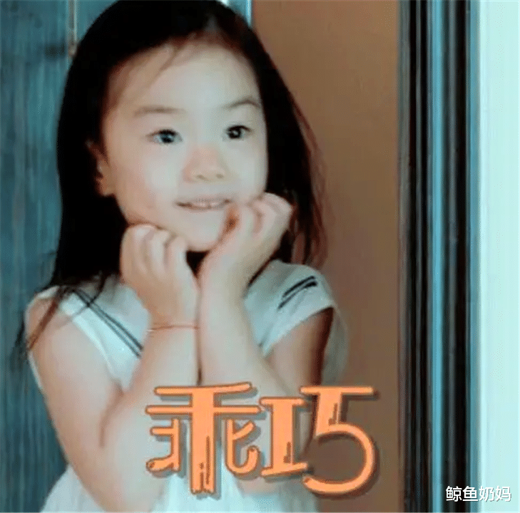 丸子头|戚薇女儿为什么总扎丸子头？直到看到她散发的模样，瞬间懂了