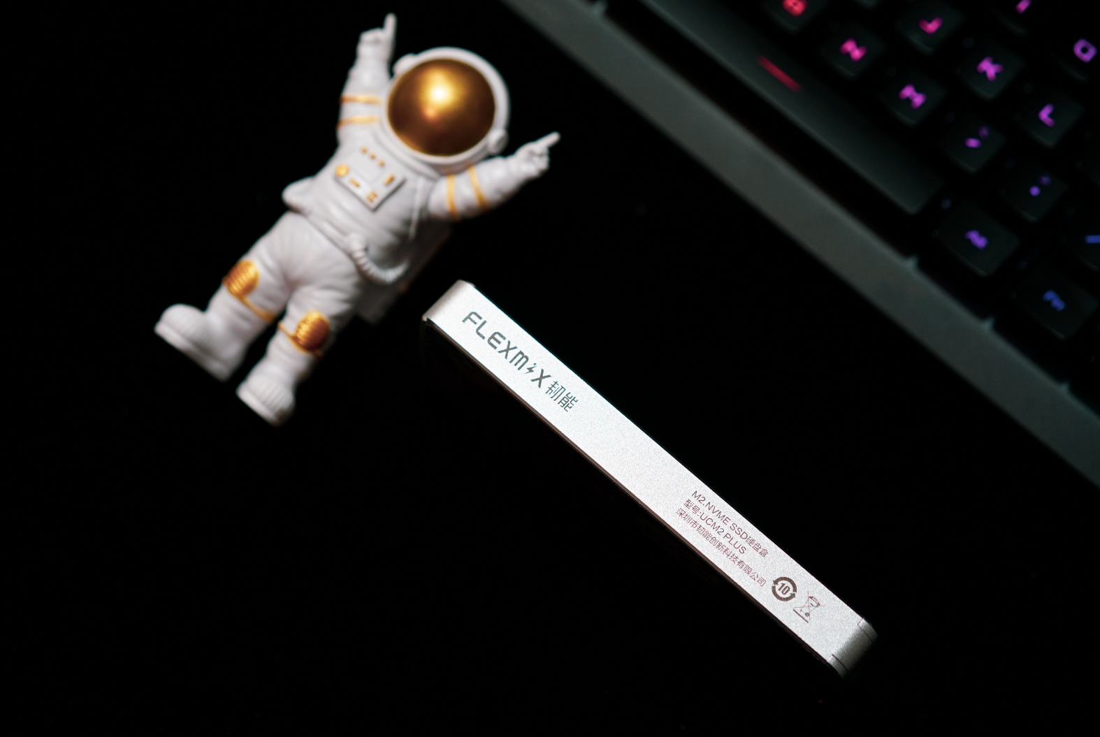 硬盘|模块化设计，有灯还有风扇！不墨守成规的韧能NVME硬盘盒体验