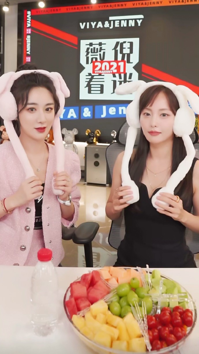 易烊千玺|张嘉倪拜访薇娅直播间，穿黑裙美过直播一姐，明星和网红果然有壁