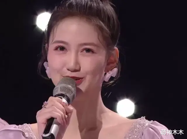 何炅|湖南台新主持跨年亮相即翻车，找不到镜头不会接话，何炅都带不动