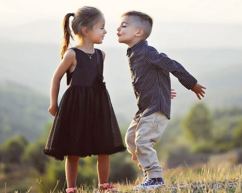 兜妈爱叨叨|男孩“穿裙子”上学惹争议,同学嘲笑老师怒斥,家长:没理由拒绝