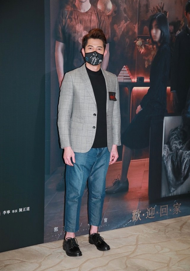 郭富城|56岁郭富城“不服老”，西装造型时髦帅气，和34岁的妻子很般配