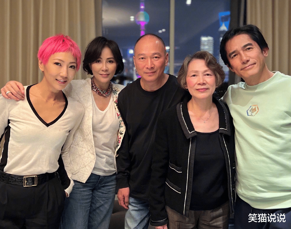 梁朝伟|刘嘉玲晒全家福为母亲庆生，宝石项链钻戒好抢眼，梁朝伟罕见同框啤酒肚明显！