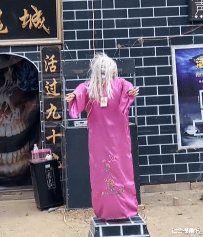 社会视角说 河北某小区门前建“鬼屋”，俩人偶不停转动，住户吓得睡不着