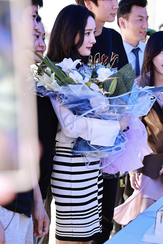 BiuVogue|杨幂的无修图很大气，野生眉显的妆很浓，配紧身裙真有范