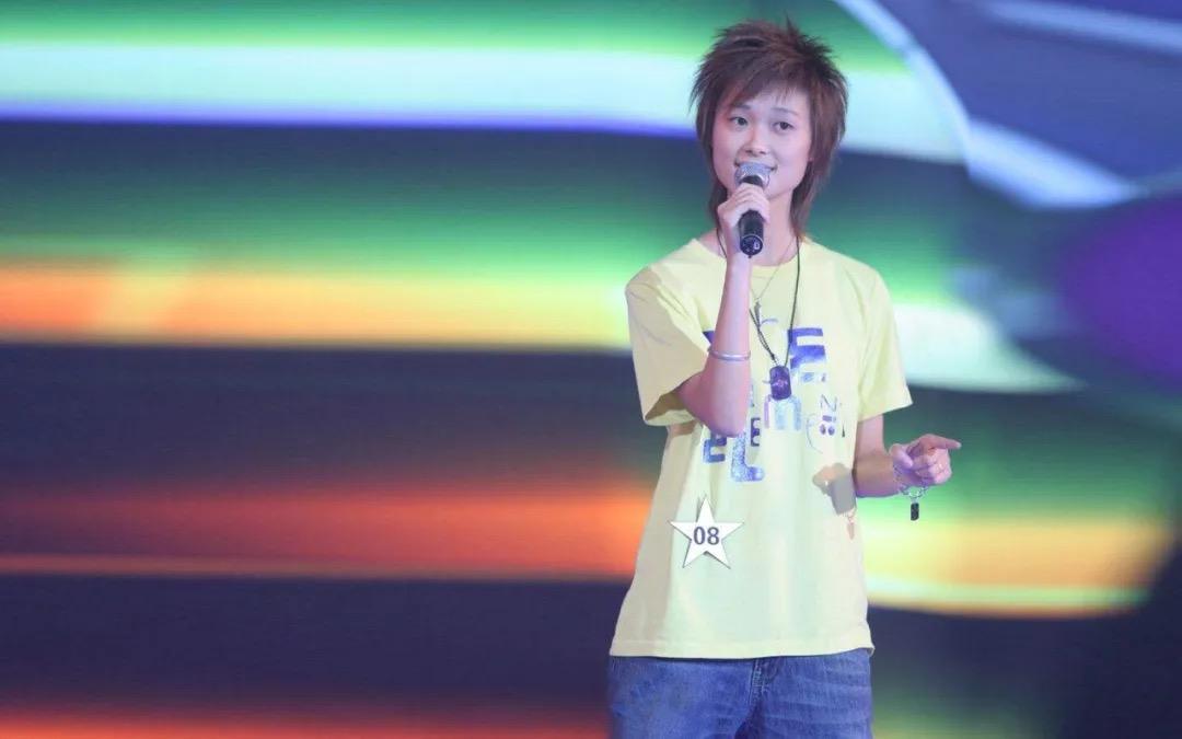 李宇春|深v露背高开叉，没想到有一天还能看到这样的李宇春，她是想嫁人了吗？