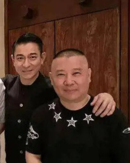 郭德纲|刘德华郭德纲聚餐照被曝光！天王刘德华已经变成“刘爷爷”了