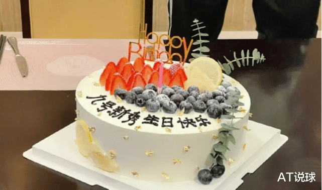 广东男篮|广东队9号新秀迎37岁生日，杜峰化身主持人，赵睿变成乖乖仔