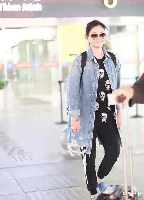 牛仔|大S罕见走机场,牛仔配马尾遮不住阿姨感,腰身圆润脸真圆