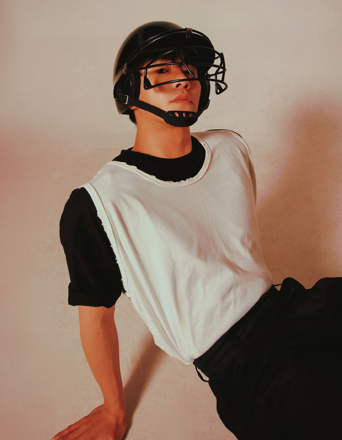 健身达人|是演员也是健身达人,麒麟臂塑造的结实健壮,腹肌线条棱角分明!