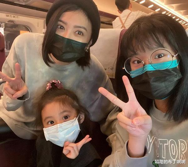 贾静雯|贾静雯携三个女儿旅游，咘咘颜值最高，贾静雯与闺蜜合照