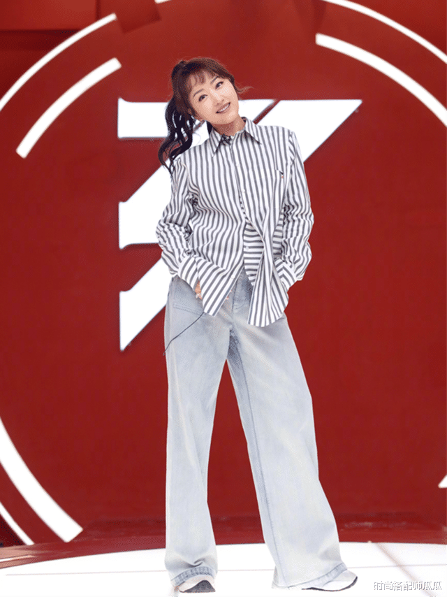 穿衣搭配|杨钰莹真够自信的，走机场大玩“下衣失踪”，奶奶年纪还穿的像少女