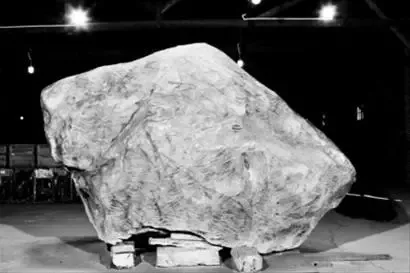 翡翠|缅甸又出两块超级翡翠原石，千人围观，场面壮观！