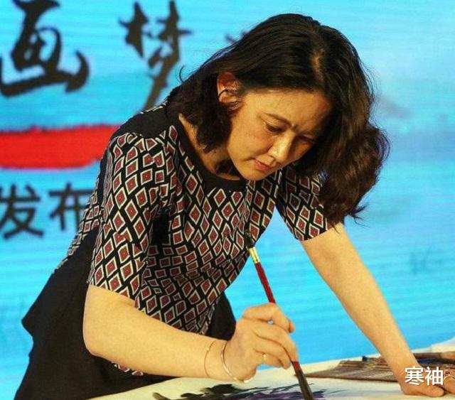 美女带着齐白石的画去鉴定,专家说假的,女子笑:齐白石是我爷爷